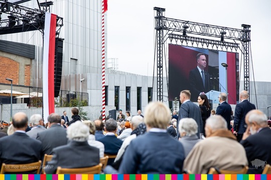 Prezydent Andrzej Duda na telebimie