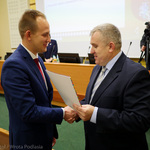 Paweł Wnukowski otrzymuje akt wyboru na radnego