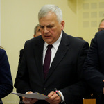 Radny Bogusław Dębski odczytuje na stojąco treść przysięgi