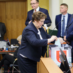Radna Jadwiga Zabielska wrzuca kartę do głosowania do urny