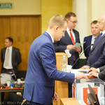 Radny Paweł Wnukowski wrzuca kartę do głosowania do urny
