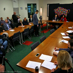 Owalny stół w sali konferencyjnej, dookoła dziennikarze, w centralnym miejscu stołu marszałek Kosicki i dyrektor Łyżnicka-Sanczenko