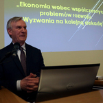 Rektor WSFiZ Edward Hościłowicz podczas wykładu przy mównicy na  XX Podlaskim Forum Ekonomistów 