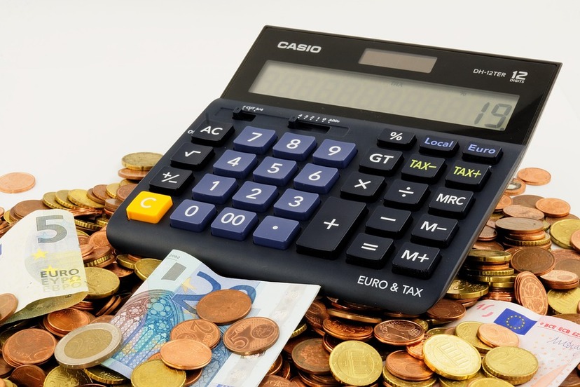 Kalkulator leżący na monetach i banknotach euro
