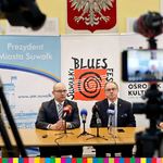 Na pierwszym planie kamery. Na drugim od lewej marszałek Artur Kosicki i prezydent Czesław Renkiewicz za stołem. Przed nimi mikrofony.