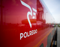 Czerwony bok pociągu z logo Polregio.