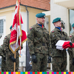Żołnierze ze sztandarem i flaga RP 