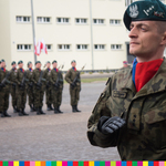 W tle kampania honorowa wystawiona przez 5. kompanię rozpoznawczą 18. Białostockiego Pułku Rozpoznawczego. Na pierwszym planie dowódca kompani. 