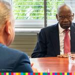 Wizyta ambasadora Angoli u wicemarszałka - goście i gospodarze siedzą przy owalnym stole w gabinecie