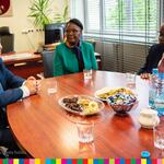 Wizyta ambasadora Angoli u wicemarszałka - goście i gospodarze siedzą przy owalnym stole w gabinecie