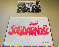U dołu plakat z napisem Solidarność. U góry zdjęcie z wiecu.