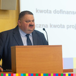 Wicemarszałek Stanisław Derehajło przemawia przed podpisaniem umów