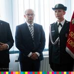 Dyrektor białostockiej KAS Wojciech Orłowski i marszałek Artur Kosicki stojący przy poczcie sztandarowym