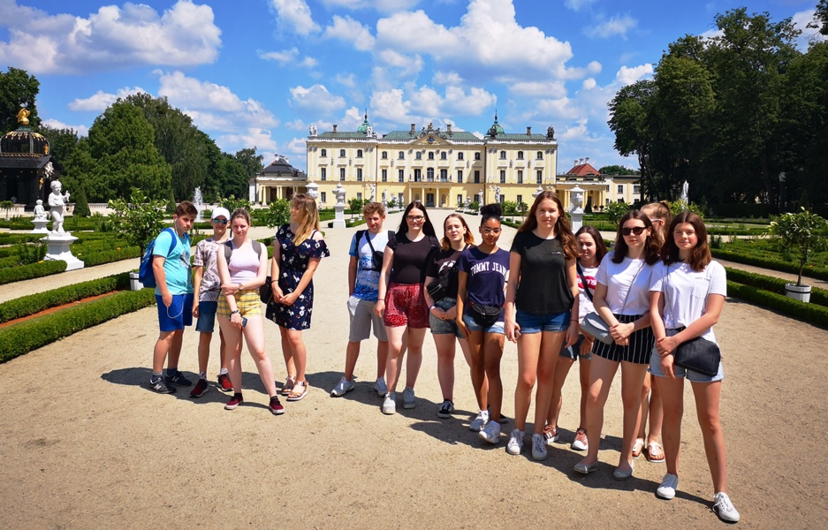 Grupa młodzieży przed Pałacem Branickich
