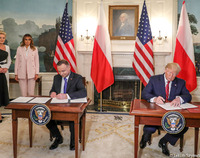 Ilustracja do artykułu Prezydent Andrzej Duda i prezydent Donald Trump podpisują deklarację o współpracy.jpg
