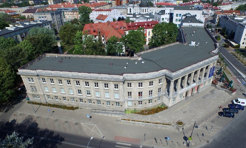 Budynek uniwersytetu z lotu ptaka.