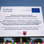 Tablica informacyjna projektu przebudowy drogi w Berżnikach