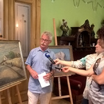 Dyrektor Andrzej Lechowski prezentuje obrazy Nowe nabytki Muzeum Podlaskiego (4).jpg