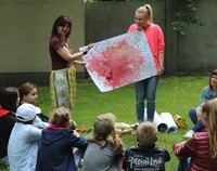 Wychowawczynie pokazują pracę plastyczną dzieciom Sztuka bez granic 2019 pierwszy weekend Zajecia.JPG