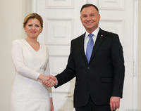 Od lewej: prezydent Słowacji ściska dłoń prezydentowi Polski.