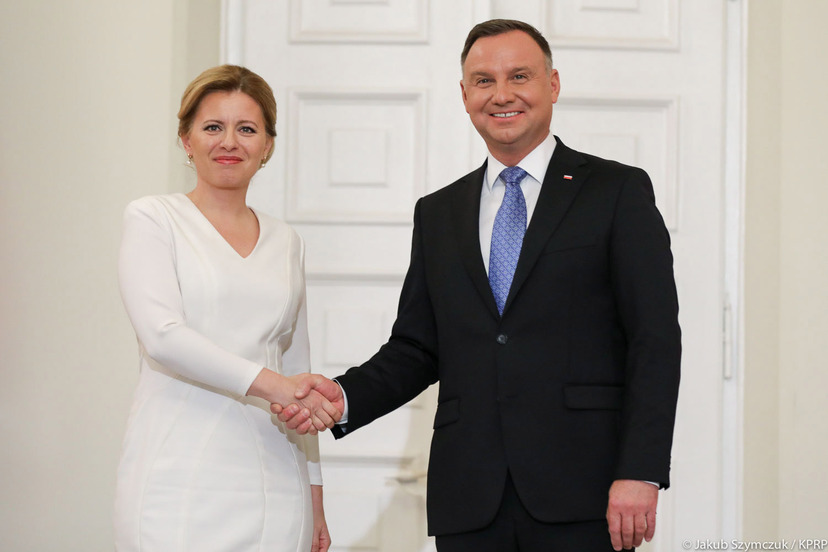 Od lewej: prezydent Słowacji ściska dłoń prezydentowi Polski.