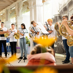 Koncert w Stacji Białowieża Pałac - muzycy na tle białych kolumn stacji