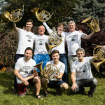 Grupowe zdjęcie nauczycieli z instrumentami