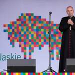 Duchowny Arcybiskup pomocniczy diecezji białostockiej Henryk Ciereszko przemawia ze sceny