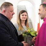 Wicemarszałek Stanisław Derehajło składa życzenia Biskupowi.  Ingres ks.bpa  (9).jpg