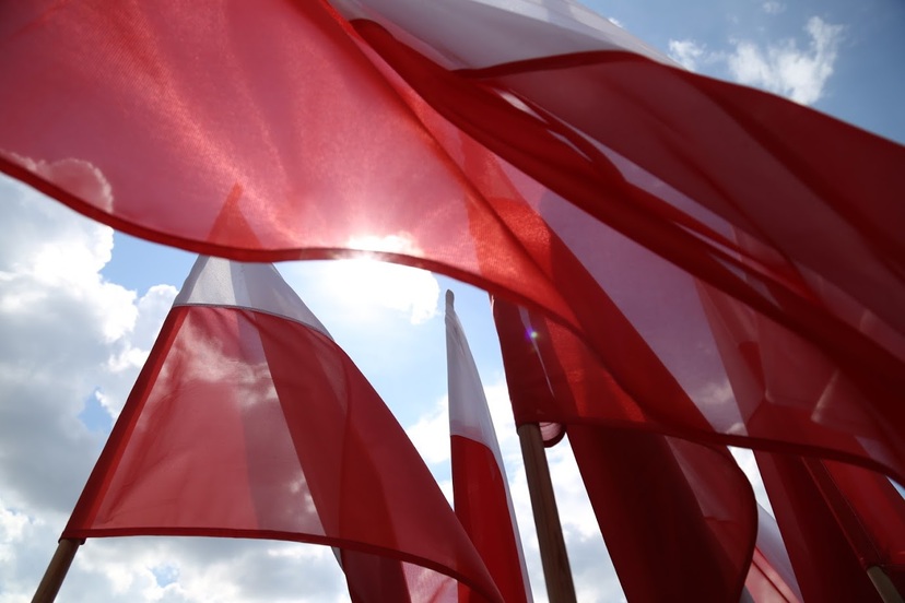 Flagi Polski łopocą na wietrze.