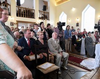 Uroczystość w kościele, w pierwszym rzędzie siedzą m.in. Wiesława Burnos, Mieczysław Baszko, Józef Kulikowski.