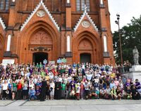Grupa pielgrzymów na tle kościoła farnego w Białymstoku.jpg