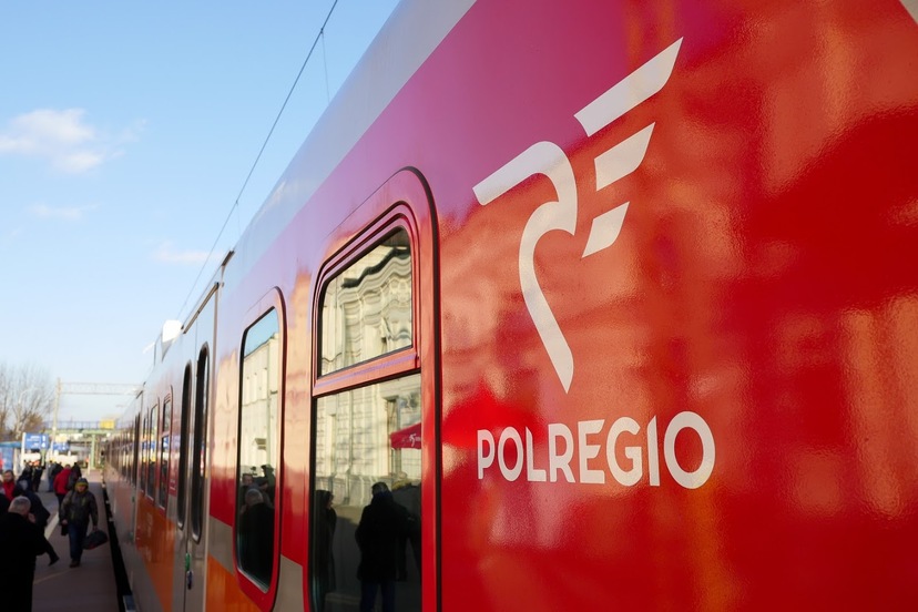 Bok pociągu z wyeksponowanym logo POLREGIO.