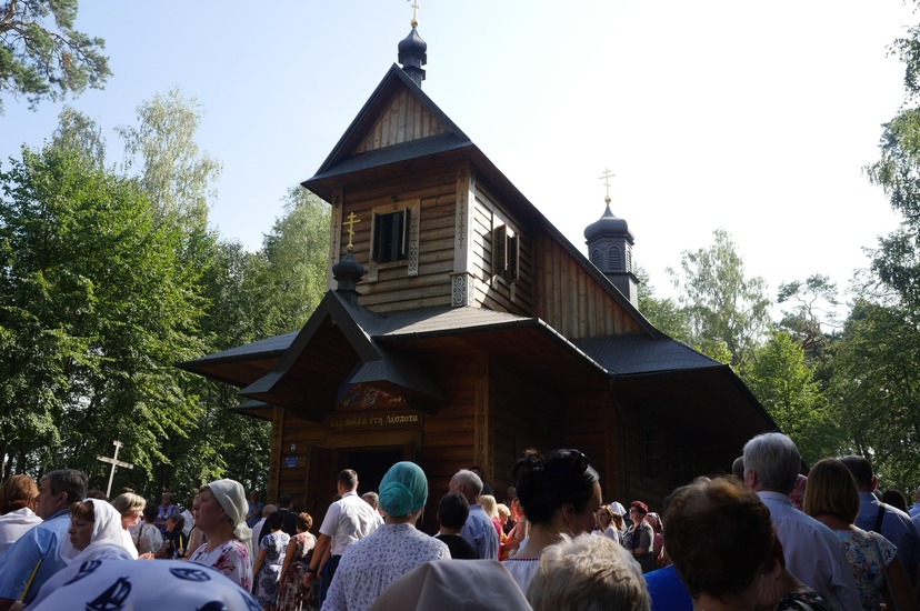Drewniana świątynia na św. górze Grabarce i pielgrzymi wokół niej