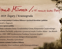 Plakat w sepii z programem spotkania - czarne litery na beżowym tle, tytuł spotkania "Pamiętanie Miłosza" w czerwieni.