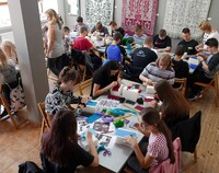 Dzieci i młodzież podczas warsztatów plastycznych - tkactwo_inspiruje_warsztaty_woak (3).JPG