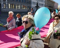 Kobiety idą w pochodzie, trzymają kolorowe balony i róże.   rak to nie wyrok 40.jpg