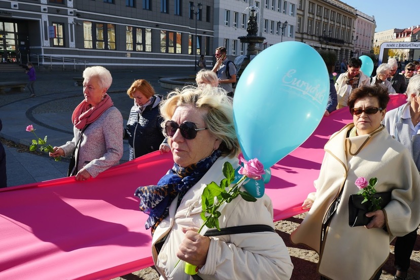 Kobiety idą w pochodzie, trzymają kolorowe balony i róże.   rak to nie wyrok 40.jpg