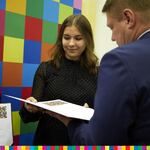 Dziewczyna odbierająca dyplom z rąk Marka Malinowskiego, członka zarządu województwa