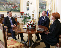 Prezydent Andrzej Duda, szef Gabinetu Krzysztof Szczerski i ambasador USA Georgette Mosbacher.jpg
