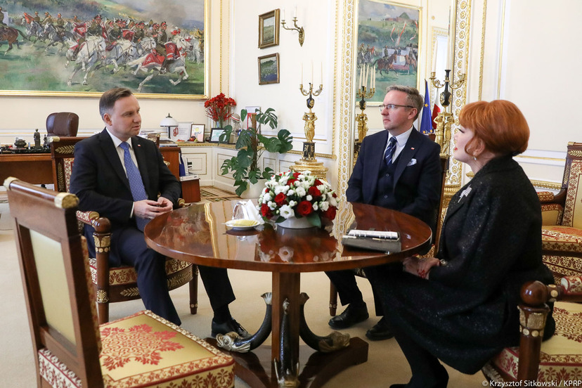 Prezydent Andrzej Duda, szef Gabinetu Krzysztof Szczerski i ambasador USA Georgette Mosbacher.jpg