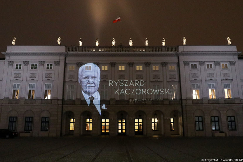 Ilustracja do artykułu Fasada Pałacu Prezydenckiego z okolicznościową iluminacją.jpg