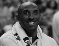 Ilustracja do artykułu Kobe_Bryant_smiling_on_the_bench_USA_vs_GBR_2012.jpg