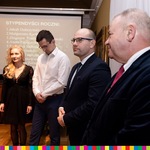 Marszałek Artur Kosicki i wicemarszałek Marek Olbryś stoją obok mężczyzny i kobiety