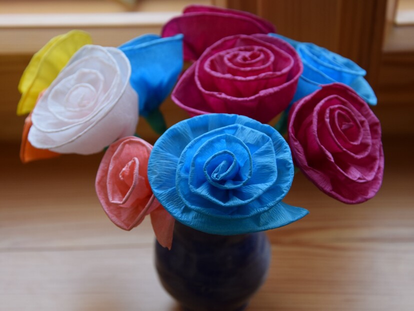 Różnokolorowe papierowe kwiaty.
