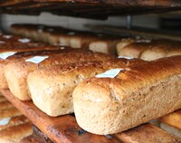Bochenki chleba razowego w piecu.