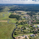Widok z lotu ptaka na okolice Wasilkowa. Zabudowania, łąki i kompleks leśny.