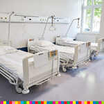 Sala szpitalna z trzema łóżkami.