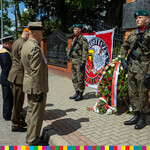 Żołnierze przed tablicą pamiątkową.