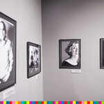 Zdjęcia portretowe wiszące na ścianach